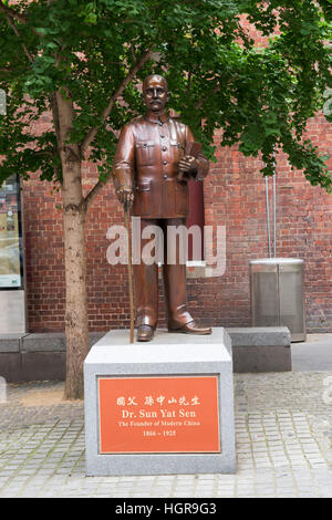 Statue von Dr. Sun Yat-Sen (Gründer des modernen China) außerhalb der chinesischen Museum auf Cohen Platz in Chinatown Melbourne Australien Stockfoto