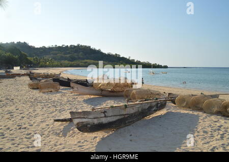Einbaum liegen im Leerlauf an den Ufern des Andilana beach in Nosy-werden, Madagaskar Stockfoto