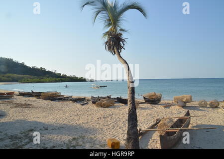 Hölzerne Pirogen an den Ufern von Andilana Beach in Nosy Be, Madagaskar. Stockfoto