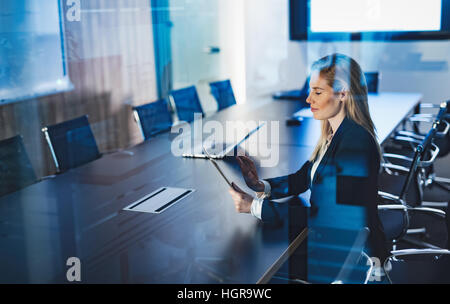 Professionelle Geschäftsfrau mit Tablet im Konferenzraum Stockfoto