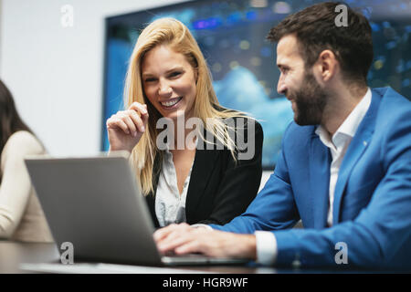 Kollegen arbeiten am Laptop im modernen Büro Stockfoto