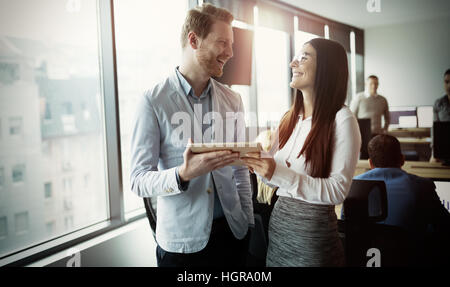 Glücklich fröhlich Geschäftskollegen sprechen in modernen es Büro Stockfoto