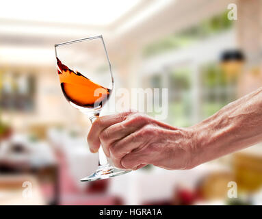 Rosa Wein wirbelte in Glas in Luxus-restaurant Stockfoto