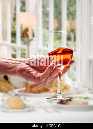 Rosa Wein wirbelte in Glas in Luxus-restaurant Stockfoto