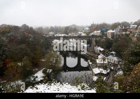 Knaresborough in North Yorkshire ist mit einer Decke aus Schnee und Eis bedeckt, nach starker Schneefall über Nacht. Das Met Office hat ein Unwetter ausgestellt. Stockfoto