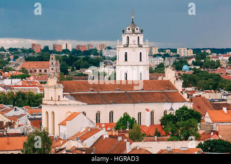Vilnius, Litauen. Top Seitenansicht der katholischen Kirche St. Johns mit Glockenturm, alten architektonischen Denkmal, Wahrzeichen, umgeben von Stadt b Stockfoto