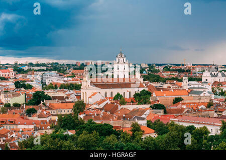 Vilnius, Litauen. Top Seitenansicht der katholischen Kirche St. Johns mit Glockenturm, alten architektonischen Denkmal, Wahrzeichen, umgeben von Stadt b Stockfoto
