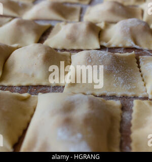 Textur des italienischen Ravioli Pasta auf Holztisch. Stockfoto