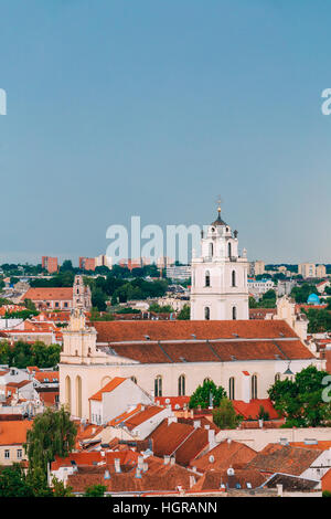 Vilnius, Litauen. Top Seitenansicht der katholischen Kirche St. Johns mit Glockenturm, alten architektonischen Denkmal, Wahrzeichen, umgeben von Stadt b Stockfoto
