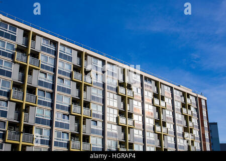 Wohnblock in der Stadt Bristol an einem sonnigen, klaren Tag. Stockfoto