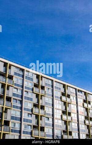 Wohnblock in der Stadt Bristol an einem sonnigen, klaren Tag. Stockfoto