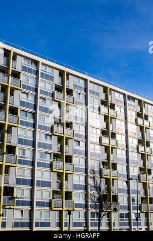 Wohnblock in der Stadt Bristol an einem sonnigen, klaren Tag. Stockfoto