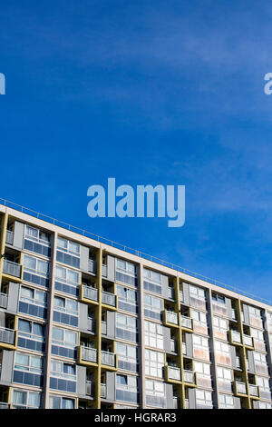 Wohnblock in der Stadt Bristol an einem sonnigen, klaren Tag. Stockfoto