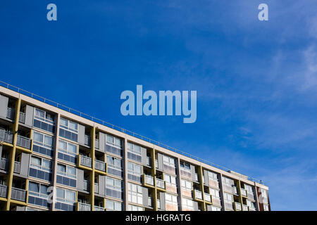 Wohnblock in der Stadt Bristol an einem sonnigen, klaren Tag. Stockfoto