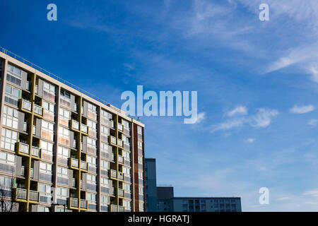 Wohnblock in der Stadt Bristol an einem sonnigen, klaren Tag. Stockfoto