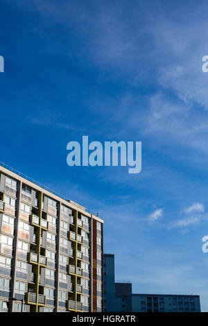 Wohnblock in der Stadt Bristol an einem sonnigen, klaren Tag. Stockfoto