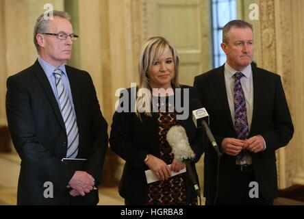 (Links-rechts) Sinn Féin Gerry Kelly Michelle O'Neill im Gespräch mit den Medien im Stormont House in Belfast, als eine Wahl für Stormonts Machtverteilung Institutionen ist nach wie vor sehr wahrscheinlich. Stockfoto