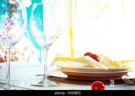 Bunte Tisch serviert für das festliche Abendessen. Nahaufnahme Stockfoto