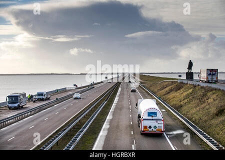 Das Finale Deich, stofflicher, einer 32 Kilometer langen Deich trennt das IJsselmeer vom Zuidersee, Wattenmeer, Autobahn 7 Stockfoto