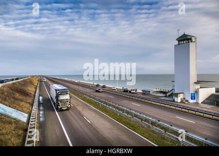 Das Finale Deich, stofflicher, einer 32 Kilometer langen Deich trennt das IJsselmeer vom Zuidersee, Wattenmeer, Autobahn 7 Stockfoto