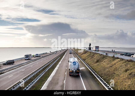 Das Finale Deich, stofflicher, einer 32 Kilometer langen Deich trennt das IJsselmeer vom Zuidersee, Wattenmeer, Autobahn 7 Stockfoto