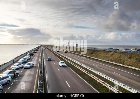 Das Finale Deich, stofflicher, einer 32 Kilometer langen Deich trennt das IJsselmeer vom Zuidersee, Wattenmeer, Autobahn 7 Stockfoto