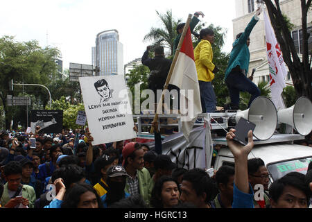 Zentral-Jakarta, Indonesien. 12. Januar 2017. Hunderte von indonesischen Studenten statt Protest gegen Regierung in Medan Merdeka Straße, etwa hundert Meter vom Präsidentenpalast Indonesien, Jakarta. Sie forderte die Regierung auf die Politik zu stornieren, die Erhöhung der Strom Tarifklasse 900 V, nichtsubventionierte Kraftstoffpreise und steigenden Kosten der Instandhaltung der Fahrzeugpapiere, die als nur gehen, um die Menschen unglücklich machen, wegen der Erhöhung dieser Kosten einen Anstieg der Preise der grundlegenden Notwendigkeiten auslösen könnte. Bildnachweis: Pazifische Presse/Alamy Live-Nachrichten Stockfoto