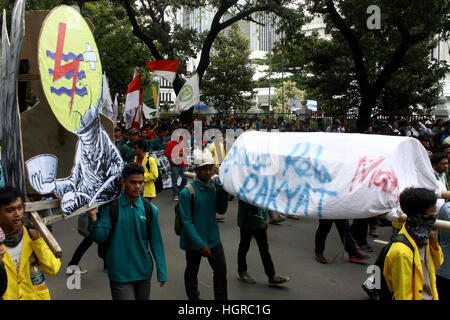 Zentral-Jakarta, Indonesien. 12. Januar 2017. Hunderte von indonesischen Studenten statt Protest gegen Regierung in Medan Merdeka Straße, etwa hundert Meter vom Präsidentenpalast Indonesien, Jakarta. Sie forderte die Regierung auf die Politik zu stornieren, die Erhöhung der Strom Tarifklasse 900 V, nichtsubventionierte Kraftstoffpreise und steigenden Kosten der Instandhaltung der Fahrzeugpapiere, die als nur gehen, um die Menschen unglücklich machen, wegen der Erhöhung dieser Kosten einen Anstieg der Preise der grundlegenden Notwendigkeiten auslösen könnte. Bildnachweis: Pazifische Presse/Alamy Live-Nachrichten Stockfoto