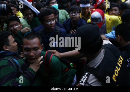 Zentral-Jakarta, Indonesien. 12. Januar 2017. Hunderte von indonesischen Studenten statt Protest gegen Regierung in Medan Merdeka Straße, etwa hundert Meter vom Präsidentenpalast Indonesien, Jakarta. Sie forderte die Regierung auf die Politik zu stornieren, die Erhöhung der Strom Tarifklasse 900 V, nichtsubventionierte Kraftstoffpreise und steigenden Kosten der Instandhaltung der Fahrzeugpapiere, die als nur gehen, um die Menschen unglücklich machen, wegen der Erhöhung dieser Kosten einen Anstieg der Preise der grundlegenden Notwendigkeiten auslösen könnte. Bildnachweis: Pazifische Presse/Alamy Live-Nachrichten Stockfoto