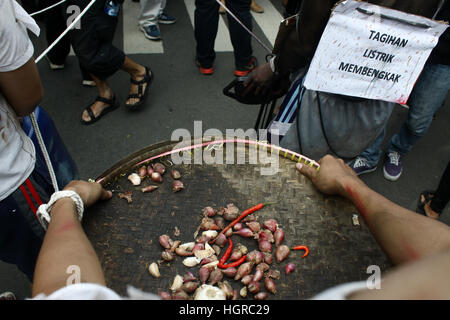 Zentral-Jakarta, Indonesien. 12. Januar 2017. Hunderte von indonesischen Studenten statt Protest gegen Regierung in Medan Merdeka Straße, etwa hundert Meter vom Präsidentenpalast Indonesien, Jakarta. Sie forderte die Regierung auf die Politik zu stornieren, die Erhöhung der Strom Tarifklasse 900 V, nichtsubventionierte Kraftstoffpreise und steigenden Kosten der Instandhaltung der Fahrzeugpapiere, die als nur gehen, um die Menschen unglücklich machen, wegen der Erhöhung dieser Kosten einen Anstieg der Preise der grundlegenden Notwendigkeiten auslösen könnte. Bildnachweis: Pazifische Presse/Alamy Live-Nachrichten Stockfoto