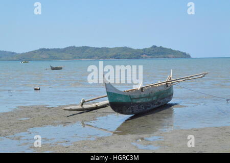 Einbaum liegen am Ufer des Ambatozavavay in Nosy im Leerlauf-zu sein, Madagaskar Stockfoto