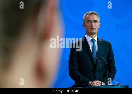 Jens Stoltenberg - Treffen der dt. Bundeskanzlerin Mit Dem NATO-Generalsekretaer, Bundeskanzleramt, 2. Juni 2016, Berlin. Stockfoto