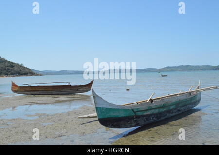 Einbaum liegen am Ufer des Ambatozavavay in Nosy im Leerlauf-zu sein, Madagaskar Stockfoto