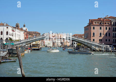 Canal Grande mit Scalzi Brücke von Venedig in Italien - Ponte Degli Scalzi. Stockfoto