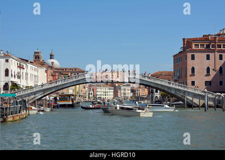 Canal Grande mit Scalzi Brücke von Venedig in Italien - Ponte Degli Scalzi. Stockfoto