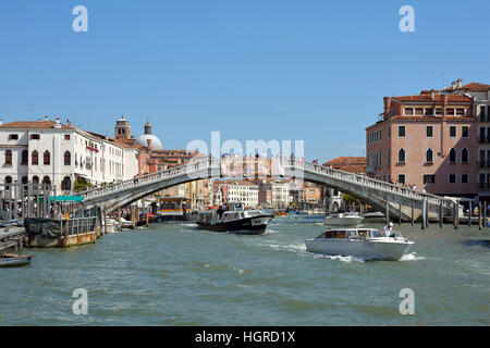 Canal Grande mit Scalzi Brücke von Venedig in Italien - Ponte Degli Scalzi. Stockfoto