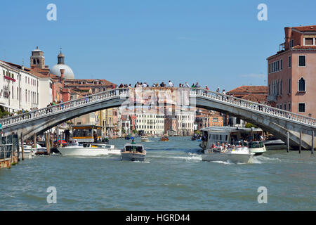 Canal Grande mit Scalzi Brücke von Venedig in Italien - Ponte Degli Scalzi. Stockfoto