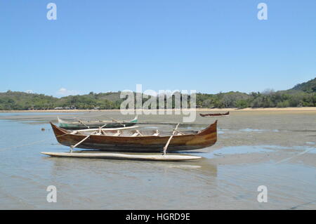 Einbaum liegen am Ufer des Ambatozavavay in Nosy im Leerlauf-zu sein, Madagaskar Stockfoto