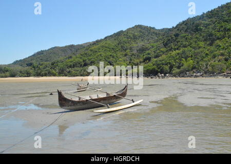 Einbaum liegen am Ufer des Ambatozavavay in Nosy im Leerlauf-zu sein, Madagaskar Stockfoto