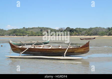 Einbaum liegen am Ufer des Ambatozavavay in Nosy im Leerlauf-zu sein, Madagaskar Stockfoto