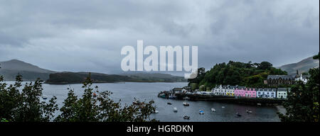 Schöne Scottish Panorama der bunten Wasser Eigenschaften am Hafen in Portree Isle Of Skye Stockfoto