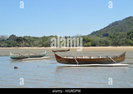 Einbaum liegen am Ufer des Ambatozavavay in Nosy im Leerlauf-zu sein, Madagaskar Stockfoto