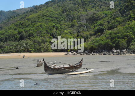 Einbaum liegen am Ufer des Ambatozavavay in Nosy im Leerlauf-zu sein, Madagaskar Stockfoto