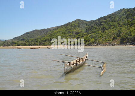 Einbaum liegen am Ufer des Ambatozavavay in Nosy im Leerlauf-zu sein, Madagaskar Stockfoto