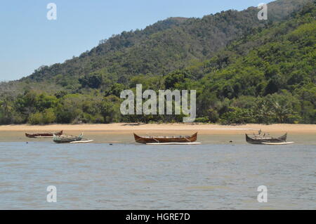 Einbaum liegen am Ufer des Ambatozavavay in Nosy im Leerlauf-zu sein, Madagaskar Stockfoto