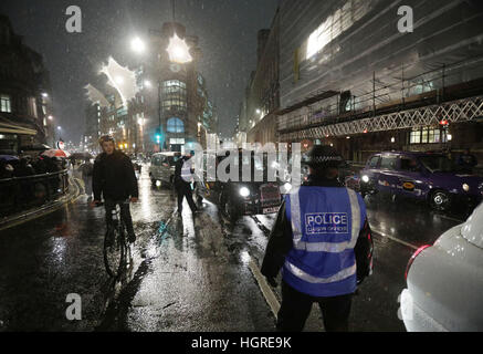 Schwarzes Taxi Taxifahrer protestieren, indem bringen Verkehr zum Stillstand an Bank Kreuzung, City of London in einer Reihe über Pläne, Fahrzeuge, darunter auch lizenzierte Taxis aus dem Bereich zu beschränken. Stockfoto