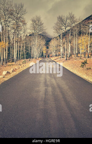 Retro-Farbe getönt Herbst Straße nach dem Regen in den Rocky-Mountains-Nationalpark, Colorado, USA. Stockfoto