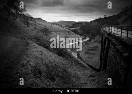 Smardale Gill Viadukt und Tal in schwarz / weiß Stockfoto