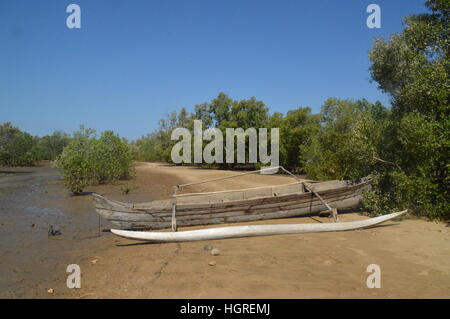 Einbaum liegen am Ufer des Ambatozavavay in Nosy Be, Madagaskar im Leerlauf Stockfoto