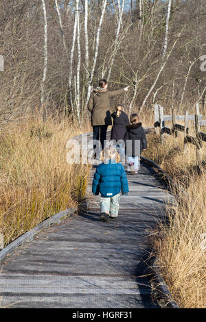 Mutter & 3 Kinder drei Kinder Töchter auf Gehweg Weg Fuß Weg Fußweg Marais de Lavours National Nature Reserve. Frankreich Stockfoto